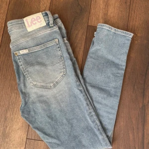 Ljusblå jeans från Lee x H&M - Snygga ljusblå jeans från Lee i samarbete med H&M. Klassisk femficksdesign med knapp och dragkedja framtill. Perfekta för en avslappnad stil.
