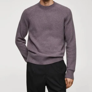 Lila Knitted sweater with ribbed details från mango - Säljer min helt nya sweater från mango eftersom jag har för mycket kläder. Skick 10/10 helt ny, tagg följer med. Modellen på bilden är 185 och har L. Jag är 192 cm och har XL som passar mig perfekt. Helt perfekt för vintern med en unik färg.