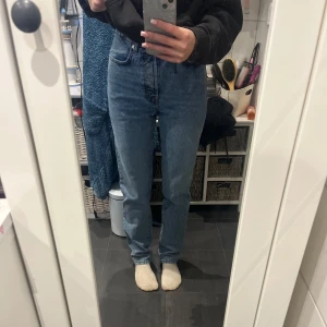 Blå jeans från Amendi - Säljer ett par snygga blå jeans från Amendi. De är högmidjade med en klassisk straight passform. Perfekta för en avslappnad stil. Jeansmaterialet är av hög kvalitet och har en tidlös design. Ca 1300kr nytt. Hör av er vid intresse!