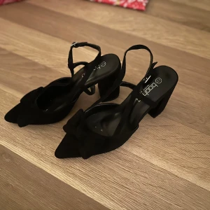 Svarta klackskor med rosett - Eleganta svarta klackskor från Boohoo med spetsig tå. Storlek 37. Använda några gånger. Men utåt sätt i super bra skick.