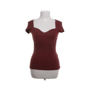 anna field topp - säljer denna sjukt snygga vinröda topp! kan tänka mig gå ner i pris vid snabb affär❤️