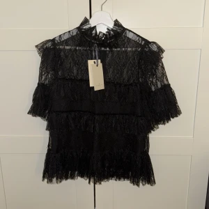 By malina blus  - Hej, säljer denna helt nya och snygga toppen från by malina, den är i storlek M. Skulle kunna tänka mig att byta den mot en liknande i storlek S. nypris 1800kr