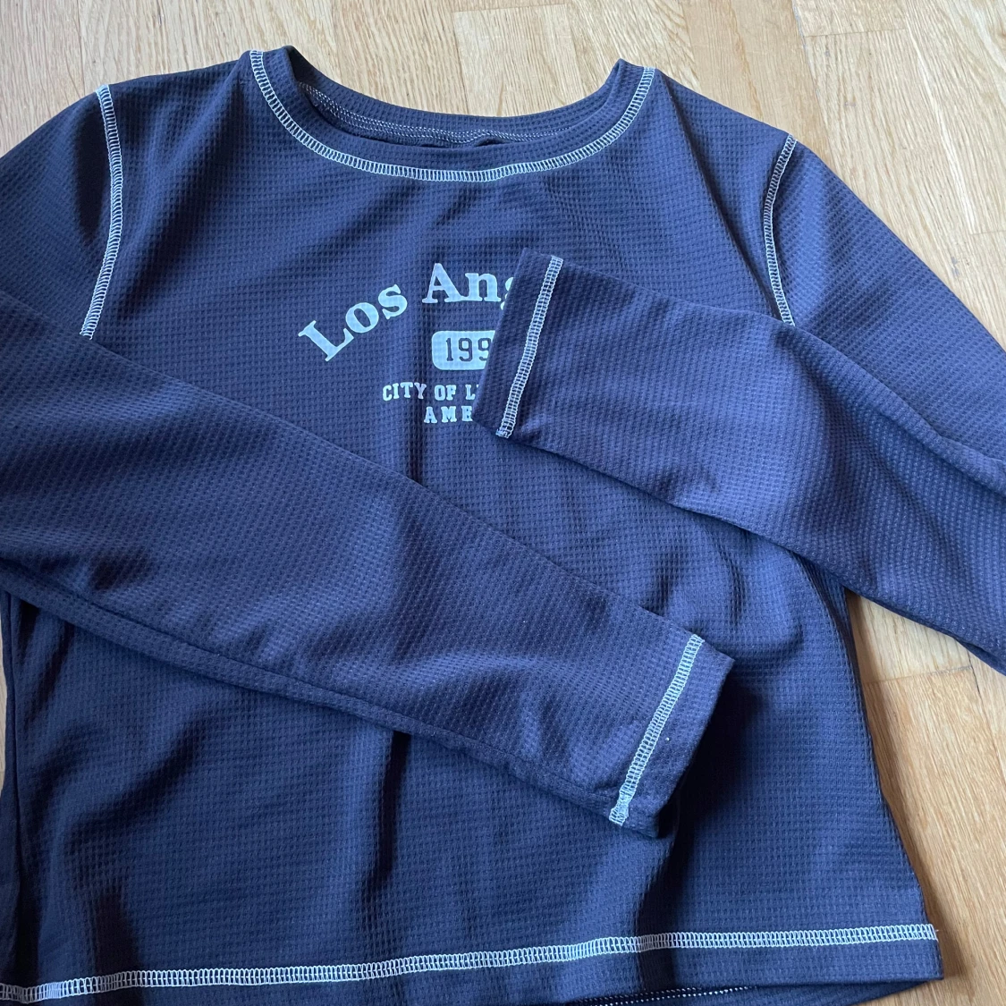 Mörkblå långärmad topp med tryck