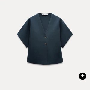 Mörkblå kavaj/blus från Zara - Snygg mörkblå kavaj från Zara med v-ringning och kortärmad design. Knappt använd, inga defekter!