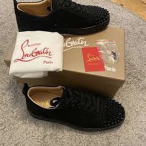 Svarta sneakers med nitar från Christian Louboutin - Säljer dessa därför att jag vill bli av med dem då jag inte tycker att dem passade mig som jag ville så säljer dem köpte även i fel storlek