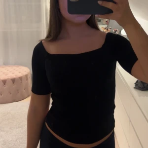 Svart Topp H&M - Säljer nu en supersöt svart topp🩷🩷passar till vardags och fest👆🏽
