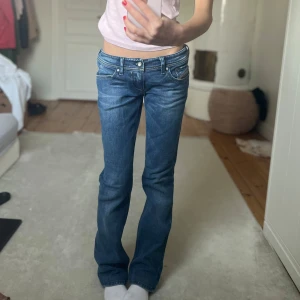 Lågmidjade jeans - Säljer ett par as snygga lågmidjade diesel jeans i storlek W27 L32, midjemåttet är 36cm och innerbenslängden är 73cm💖