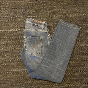 Dondup jeans - Säljer dessa sjukt snygga dondup jeans i bra skick! Storlek W31  L32. Kan gå ner i pris vid snabb affär. Hör av dig vid minsta fundering!💯