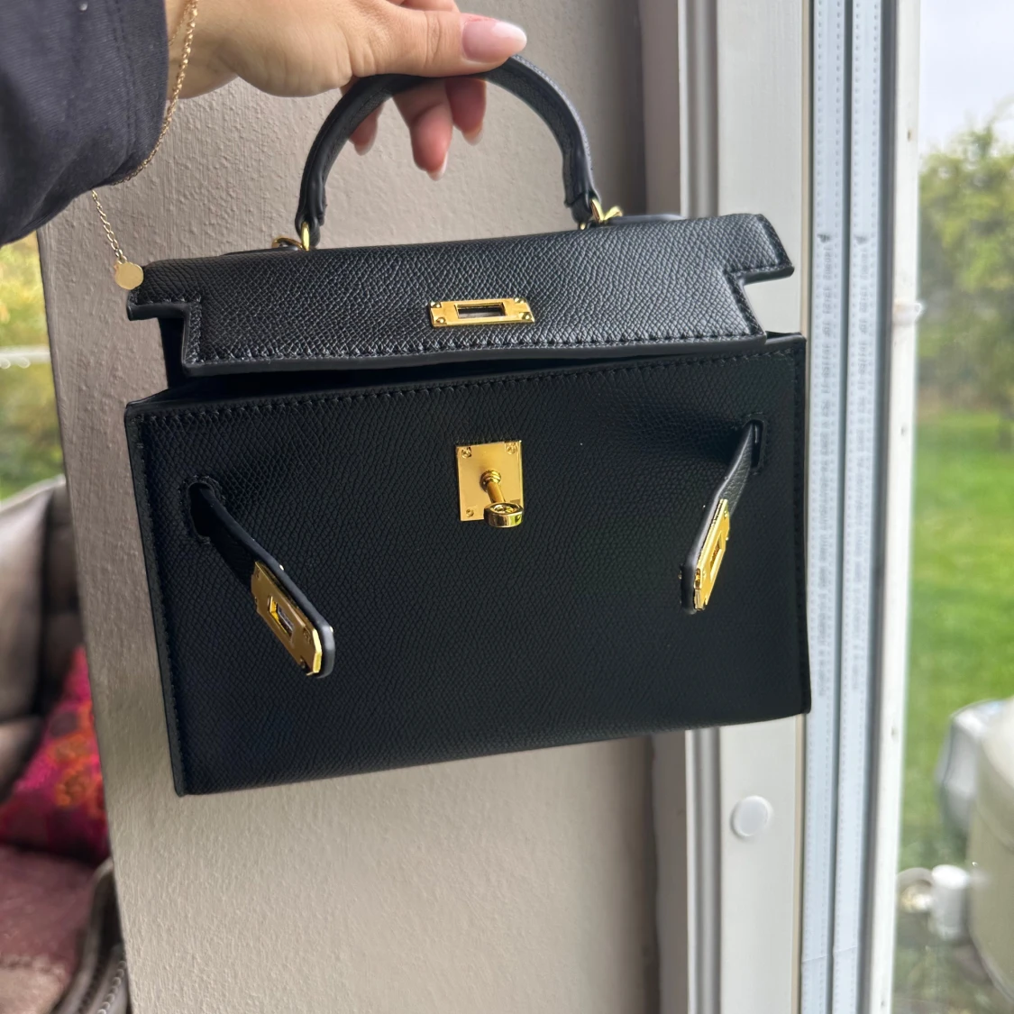 Svart handväska med gulddetaljer - 93