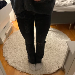 Svarta bootcut jeans - Snygga svarta bootcut jeans. Storlek S men stretchiga så skulle säga passar M också.