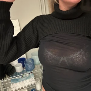 Svart ribbad polo bolero  - Snygg svart ribbad polo bolero med långa ärmar. Perfekt för kyligare dagar och kan enkelt matchas med olika outfits.