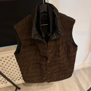 Massimo Dutti Väst - Brun Massimo Dutti väst i mocka. Nyskick, hör av er vid funderingar 