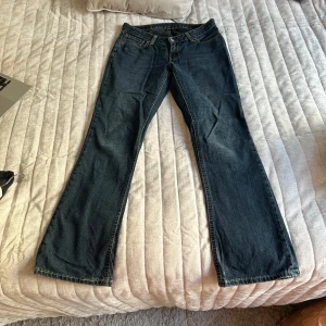 Mörkblå Levi's jeans  - Säljer ett par klassiska Levi's jeans i blå denim. Modell 545. De har en bootcut passform och lågmidjade. Storlek W30 L32 passar S.