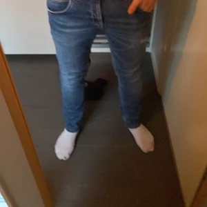 Dondup jeans - Säljer ett par snygga dondup jeans utan slitnigar . De har en slim passform och är perfekta för vardag och fest. Priset ej huggit i sten.
