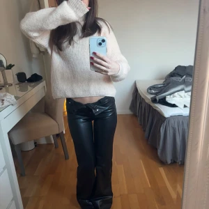 Skinn byxor - Snygga byxor i skinn imitation! Knappt använda! Dom är midwaist men är skit snygga att vika ner🩷