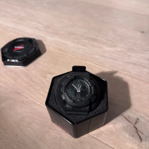 Svart klocka från G-Shock - Säljer denna helt nya G-shock klockan. Säljer den då den aldrig kommit till användning. Finns inga defekter. Nypris ligger på cirka 1300