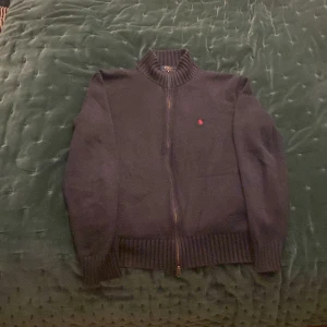 Ralph Lauren Kofta - En riktigt fet Ralph Lauren kofta som passar perfekt för vintern och värme då den är riktigt skön och snygg. Koftan är i storlek M men passar också L. Koftan är i 8/10 skick. Kom gärna med frågor med snabbt svar!