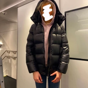 Vinterjacka - Jättesnygg massimo dutti jacka i nyskick. Använt fåtal gånger i storlek XS, skulle också passa en S och skulle säga M också, perfekt nu till vintertider!🙌🏼💓