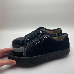 Lanvin skor  - Hej! Säljer nu dessa sjukt snygga Lanvin skor. Skorna är i toppskick! Vi rekommenderar att gå ner en storlek. Har ett begränsat antal boxar och dustbag! Hör gärna av dig vid frågor 