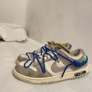 Nike Dunk off white LOT:32 - Snygga Nike Dunk sneakers i beige och vit, limited edition från Nike. Skorna är i helt okej skick och riktiga från Nike. Säljer dom för vill helst ha pengar så säljer den för bra o billigt pris! Perfekta för den som vill sticka ut med stil.