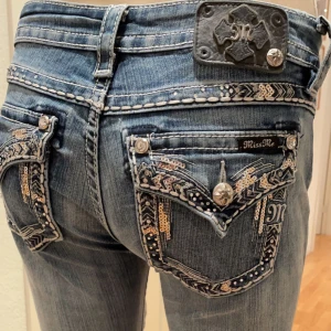 Miss me jeans - Lågmidjade bootcut jeans från Miss me. Unika fickor med snygga färger, perfekt skick.         Innerbenslängd: 80 cm.                                      Midjemått rakt över: 39 cm.                               Midjemått: 85 cm.                                                Skriv gärna vid frågor eller prisförslag💗