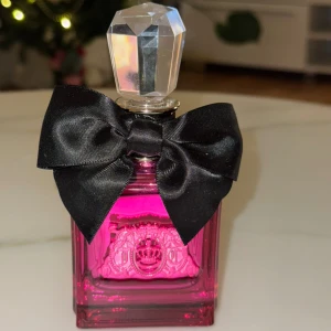 Juicy Couture Viva la juicy "Noir"  - Viva la juicy "Noir", en varm doft med bärnoter, vanilj, kaprifol och sandelträ. Endast testat den 2-3 gånger. 