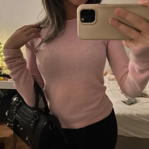 Rosa långärmad tröja - Påminner mig om intimissmi fast i tjockare material. Peeeerfekt till vinter och höst, då den håller än varm men så känner man sig ändå fixad pågrund av dens färg 🤍 Hör av er för fler bilder eller frågor 🤍