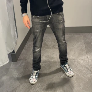  Jack & Jones jeans med slitningar - Snygga svarta jeans med slitningar i storlek 27/32. Hör av er vid fler frågor eller funderingar!