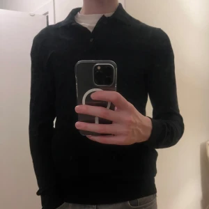 Svart merinoullpike  - En svart stickad långarmadpike i merinoull från Mango. Stl. S. Tröjan har varit sparsamt använd och skicket är 8/10. Hör av dig vid minsta fundering eller fråga ;)