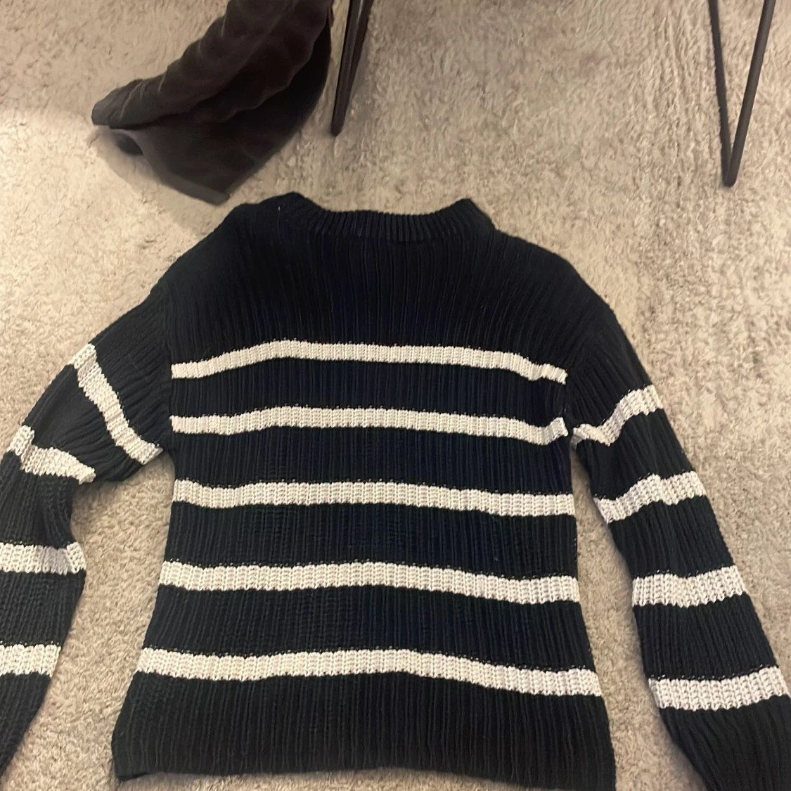 Mörkblå och vit randig stickad tröja från 157 - 91