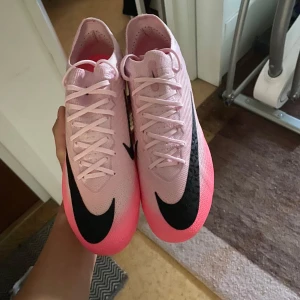 Nike mercurial vapor mad ambition  - Nike skor som aldrig varit använda i helt nytt skick  nypris 3200kr INGET KVITTO!