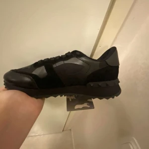 Valentino rockrunners - Tja säljer nu mina skit Snygga svarta Valentino rockrunners med en stilren designmönster, eftersom dem inte passar har haft dem ungefär 2 veckor och inte använda en gång bara testat på då dem inte passar, snabb affär kan få lite billigare. Allt tillbehör ingår!