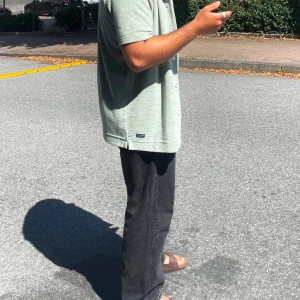 Weekday space jeans - Weekday jeans i modellen Space regular straight jeans, strl W32/L30 🖤 Begagnat skick, tyget har blivit utslitet i skrevet och på vänster framficka syns ett märke efter mobilen – därav det billiga priset 😁