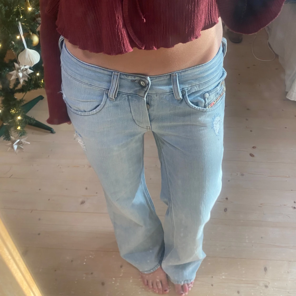 Ljusblå jeans med slitningar - 90