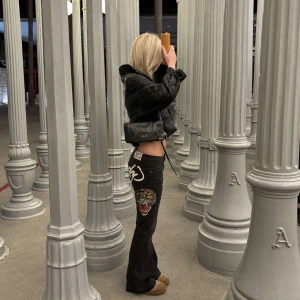 ed hardy jeans 🖤 - skitsnygga ed hardy bootcut jeans med text på rumpan och tiger brodering. mina bilder och jag är 176 för referens 🖤ok att köpa direkt!