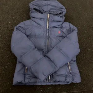 Polo jacka😻😻😻 -  Supersnygg marinblå polo jacka i bra skick😻Storleken är XL i barnstorlek så skulle säga XS🥰 Priset kan diskuteras vid snabb affär🫶