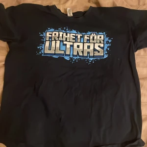 Sofialäkatren tshirt  - Säljer min sofialäktren tshirt med texten frihet för ultras köpte den på sofialäktaren försäljningen och tror den kosta 200-250 nåt sånt