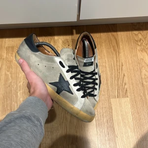 Golden goose sneakers - Säljer dessa feta golden goose skor, fint skick men en liten fläck på sidan(bild 3) några funderingar så är de bara att skicka ett PM, pris kan diskuteras