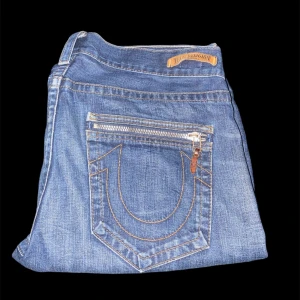 Baggy zip Trueys  - ☄️Tväääär feta trueys☄️ 🚨liten skada på lappen (visas sista bilden)🚨 Midja 52cm, lår 30cm, benöppning 25cm, längd 103cm, bollarna o neråt 74cm 🌋fråga mer i dm🌋