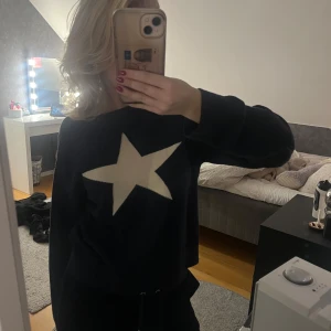 mörkblå tröja med stjärna från Gina Tricot - Säljer en marinblå tröja från Gina Tricot med en stor vit stjärna på framsidan. Tröjan har långa ärmar och en bekväm passform. Perfekt för en avslappnad stil.😻