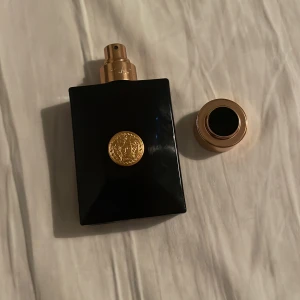 Versace Dylan Blue - Nu säljer jag min Versace parfym som har cirka 34 ml. Versace Dylan blue EDT.