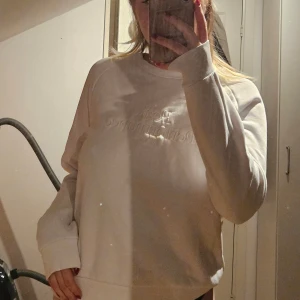 Vit sweatshirt från Peak Performance - Säljer en stilren vit sweatshirt från Peak Performance. Tröjan har en broderad logga på bröstet och är tillverkad i mjukt material. Perfekt för en avslappnad look och nu till vintern