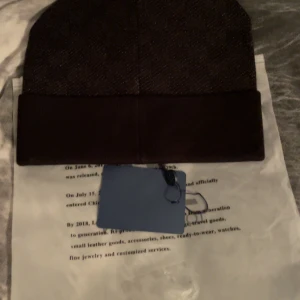 Svart mössa - Snygg svart mössa med uppvikt kant. Perfekt för kyliga dagar och enkel att matcha med olika outfits. Dm för fler bilder 