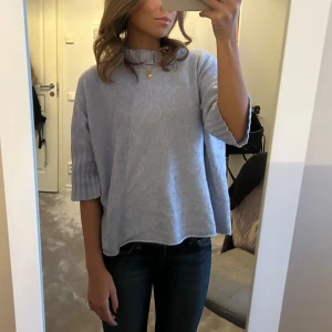 Ljusblå stickad polo💙 - Ljusblå stickad polo💕står ingen storlek sitter som en s❤️‍🔥