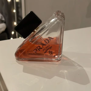 Parfym från Prada - säljer denna parfym prada paradoxe intense då den inte kommer till användning längre. Luktar otroligt gott och det är 90ml så räcker väldigt länge. Hör av er vid frågor😊