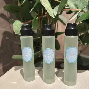 Fläckborttagnings penna  - Vår penna är gjord i mjukplast som gör att du kan trycka ut hur mycket medel du skulle behöva. Så det du gör är att du trycker på medel på fläcken. 
 En ny fläck ska du gnugga lite med spetsen av pennan eller fingret på en gammal kan du låta medlet sitta lite innan du börjar gnugga. 
 Vi rekommenderar att dutta lite vatten på fläcken också för då gör du dig säker på att det inte kommer bli kvar något av fläcken eller medlet. Då medlet faktiskt har en lukt! 
 