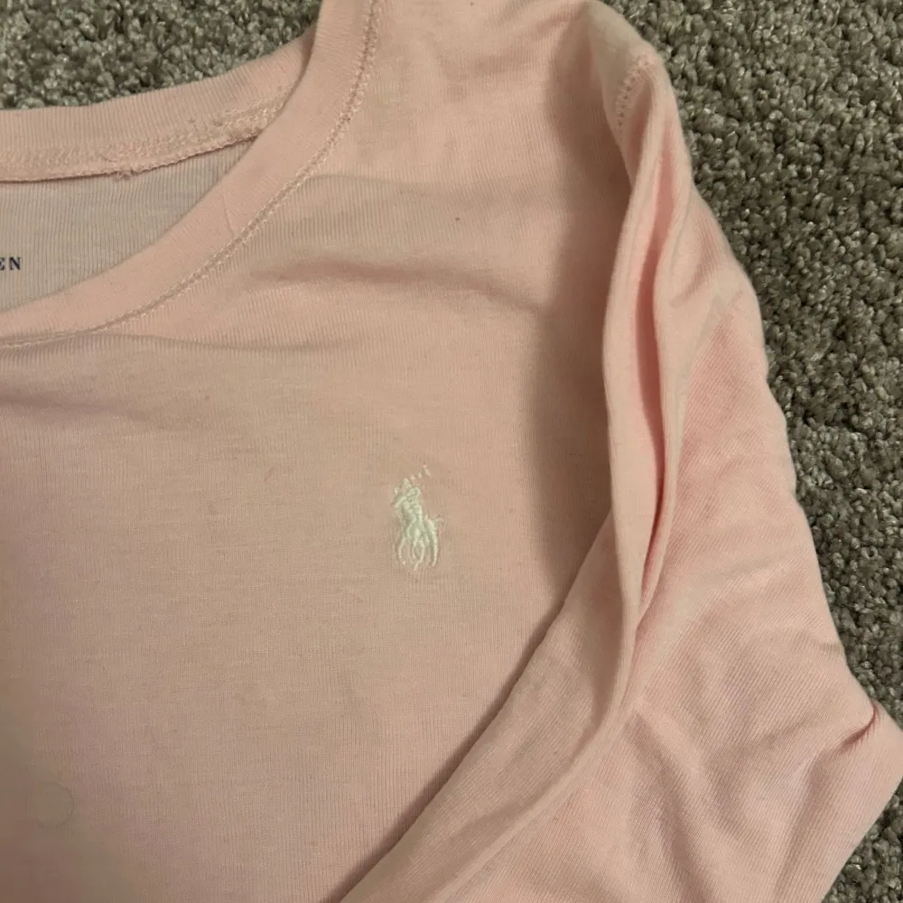Säljer en mjuk och stilren rosa långärmad tröja från Polo Ralph Lauren. Tröjan har en klassisk design med en liten broderad logotyp på bröstet. Perfekt för en avslappnad och snygg look❤️❤️. Neuletakit & Villapaidat.