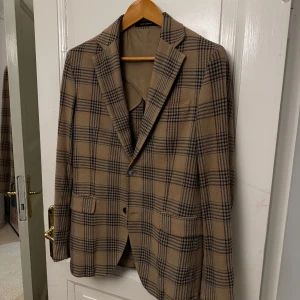 Kavaj Oscar Jacobsson - Kavaj från Oscar Jacobsson i köpt i somras. Nypris 6000kr. Är verkligen i nyskick och är använd 3-4 ggr.