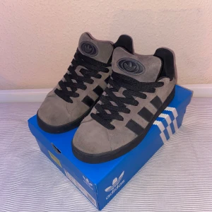 Adidas campus - Grå svarta adidas kampus i storlek 44. Nästan helt nya, har använt dom i kanske en månad sammanlagt.