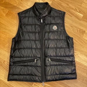 Moncler gui väst - Mycket bra skick inga skador eller så. Storlek 2 motsvarar väl S på väst iallafall passar även M. Självklart 100 procent äkta 